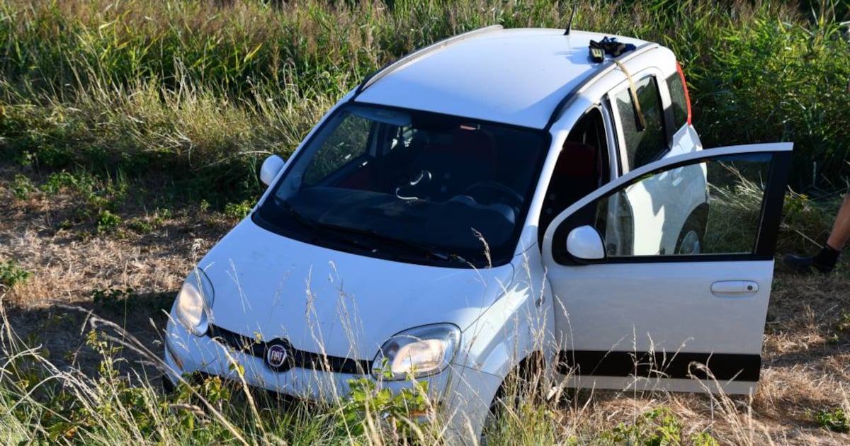 Bestuurder vergeet handrem, auto rolt dijk af in Wolphaartsdijk