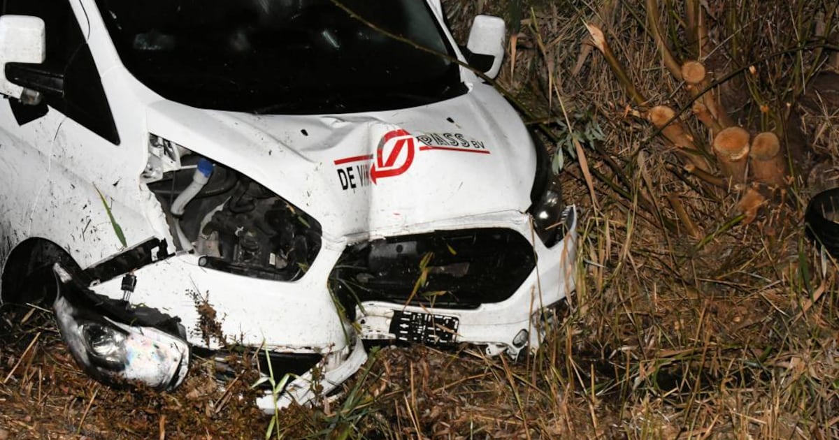 Dronken bestuurder (50) belandt met bestelbus in sloot langs N57 bij Nieuw- en Sint Joosland