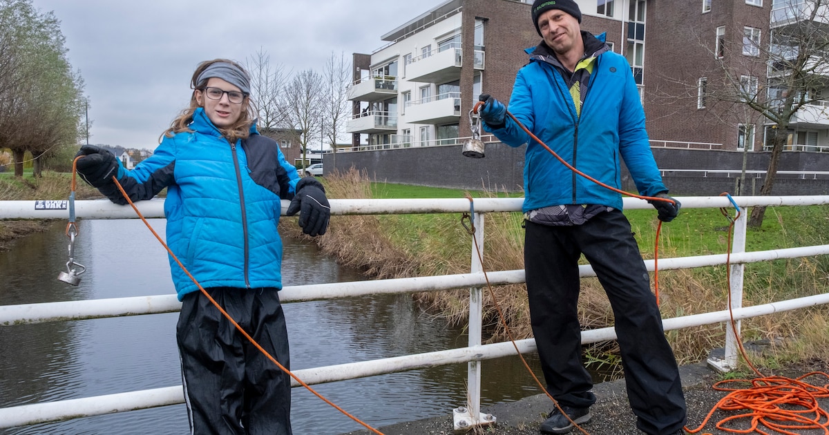 Vader en zoon sleuren ‘gewoon een baksteen’ uit Zeeuws slootje… tot er ineens een kistje vol zilver 