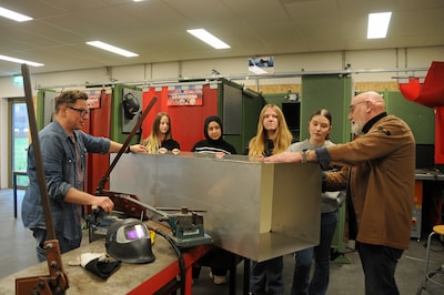 Leerlingen herstellen luisterkast voor bruinvissen: ‘Waarom maak je zoiets kapot?’