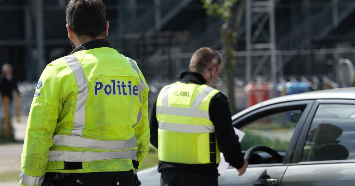 Namaakgoederen en cocaïne achter het stuur: politie houdt actie in Deurne-Noord