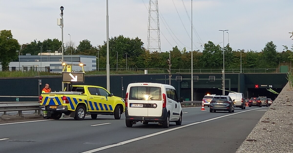 Drie auto's botsen op elkaar in Vlaketunnel