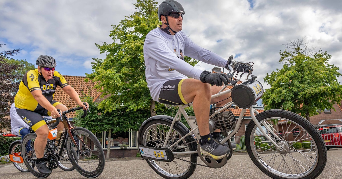 Dernyrace door de straten van Kruiningen: ‘Het is niet zomaar een Puch’je’ | Foto