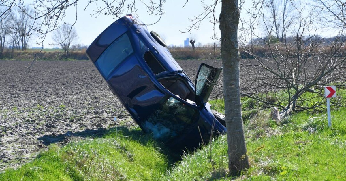 Auto in de sloot bij Ellewoutsdijk, bestuurder licht gewond