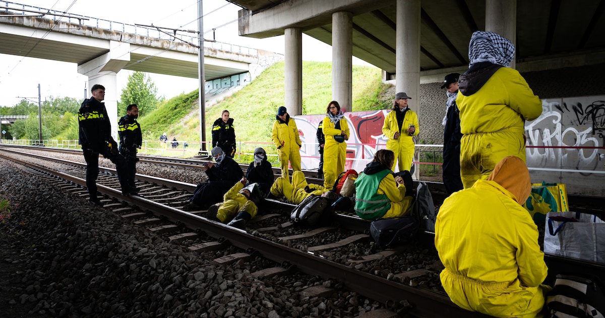 Actievoerders ketenen zich vast aan spoor bij Barendrecht: zeven arrestaties