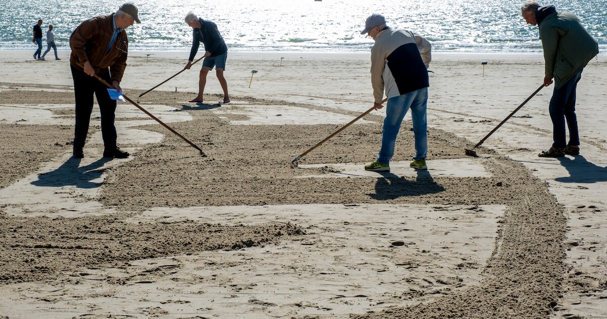 Opa's en oma's maken een reuze strandtekening in Vlissingen als ...