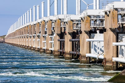 N57 bij Oosterscheldekering tijdelijk afgesloten voor hijswerkzaamheden