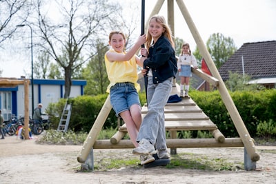 Niet achter je schermpje, maar samen buiten spelen (ook als je net als Emma in een rolstoel zit)