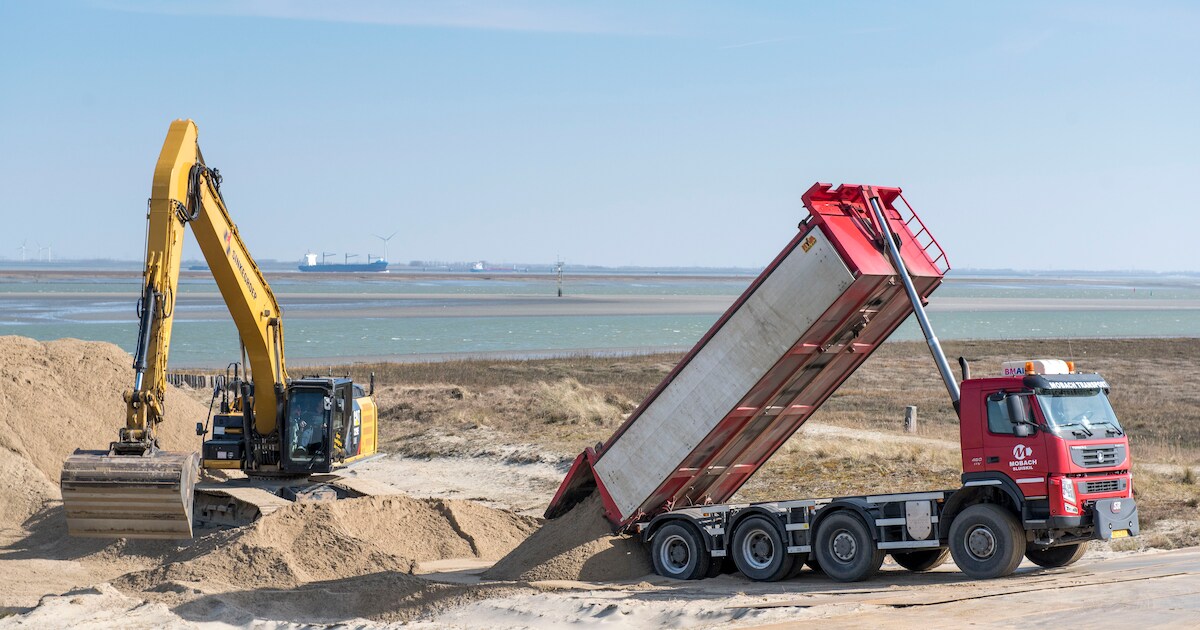 Hoofdplaat krijgt strandje terug, vrachtwagens rijden af en aan met zand