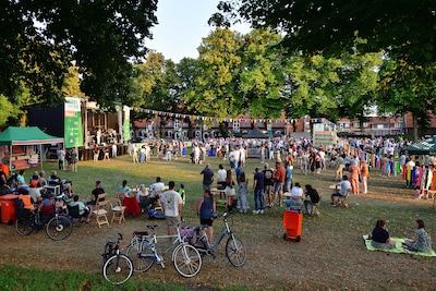 Vinylklassiekers en luchtgitaar: sfeervolle laatste avond van Brand Parkies in Bergen op Zoom