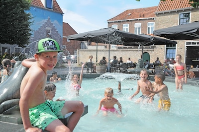 Sep (8), Sil (8) en Ivy (10), ontdekken verkoelende plek in Zierikzee: Kikkerfontein wordt spontaan hun ‘zwembad’