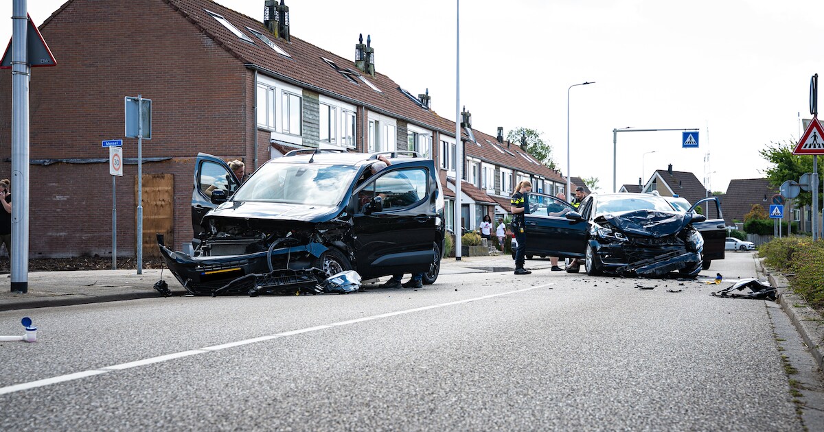 Auto botst tegen busje in Hellevoetsluis