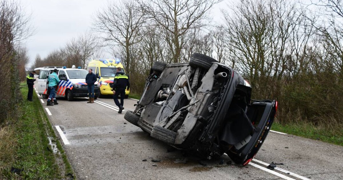 Splinternieuwe Audi A4 gekanteld bij ongeval in Meliskerke