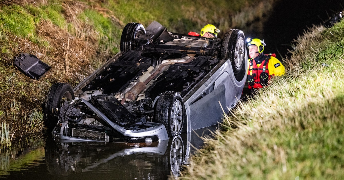 Auto op zijn kop in de sloot langs de Gorzenweg in Heinenoord