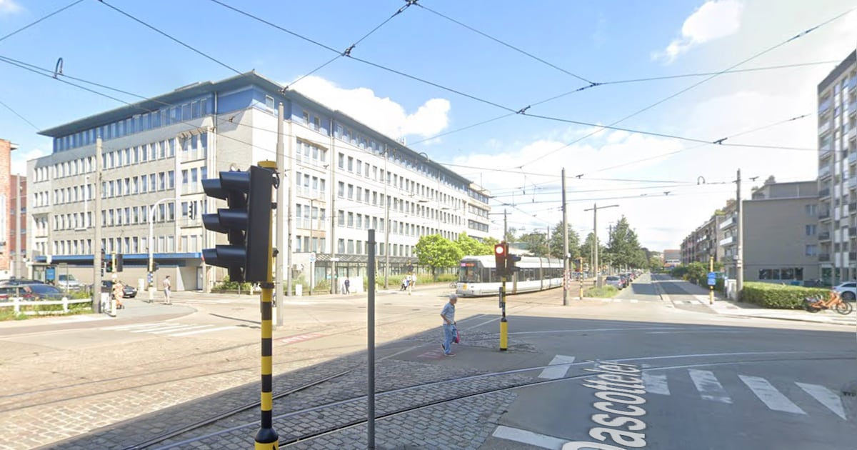 Werken aan tramsporen op kruispunt van Dascottelei en Herentalsebaan in Deurne