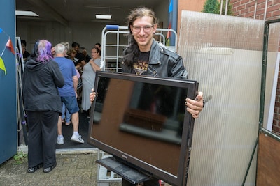 Gekkenhuis bij uitverkoop in loods: tv’s, koelkasten en kleden voor 1 euro