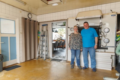 Tim (59) en Anita (56) bouwen oude bakkerij om tot woonhuis met spa op meelzolder en enorme Blond-collectie