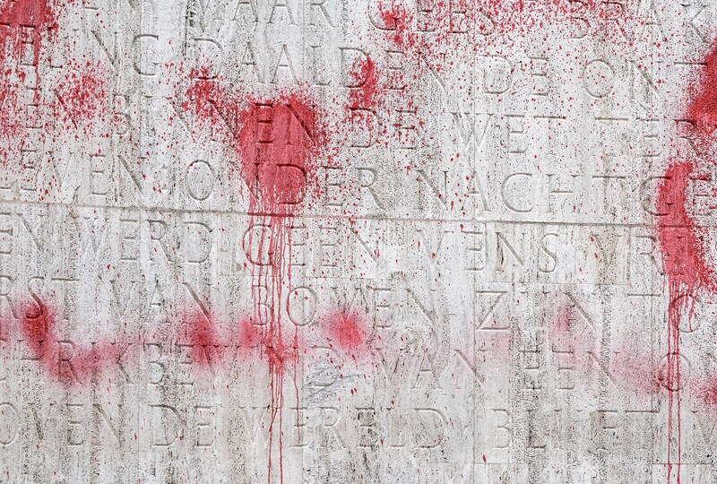 Monument op de Dam besmeurd met rode verf en ‘genocide’, Halsema ...