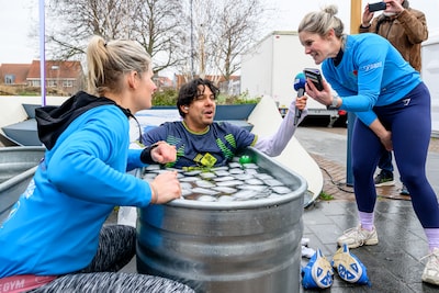Serious Request in Bruinisse: eerst in een ijsbad, daarna in de hottub voor Spieren voor Spieren