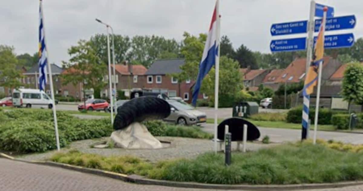 Gids Jos neemt bezoekers mee door historie van Philippine tijdens dorpswandeling