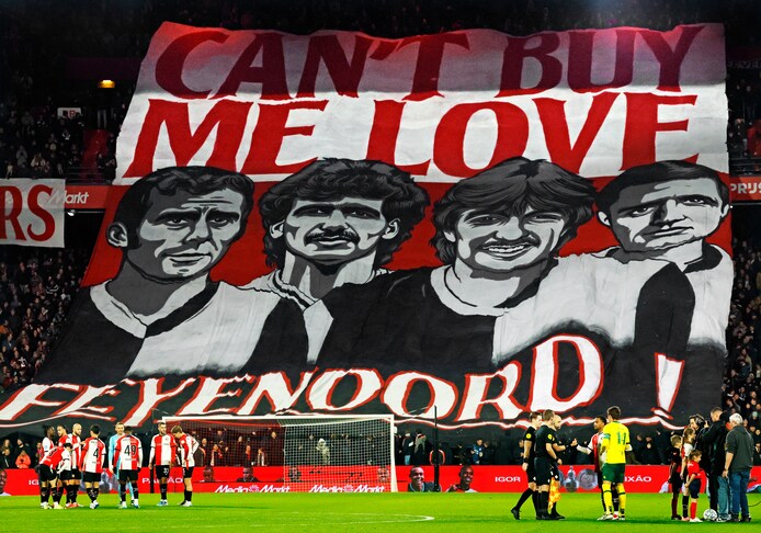 feyenoord-fortuna-sittard-seizioen-2024-2025-voor-de-wedstrijd-ontrolt-er-een-spandoek-met-feyenoord-iconen-fotio-pim-ras