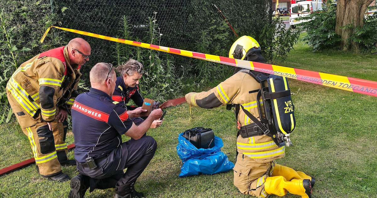 Brandweer en politie doen onderzoek naar gedumpte jerrycan met stinkende drab in Wielwijk