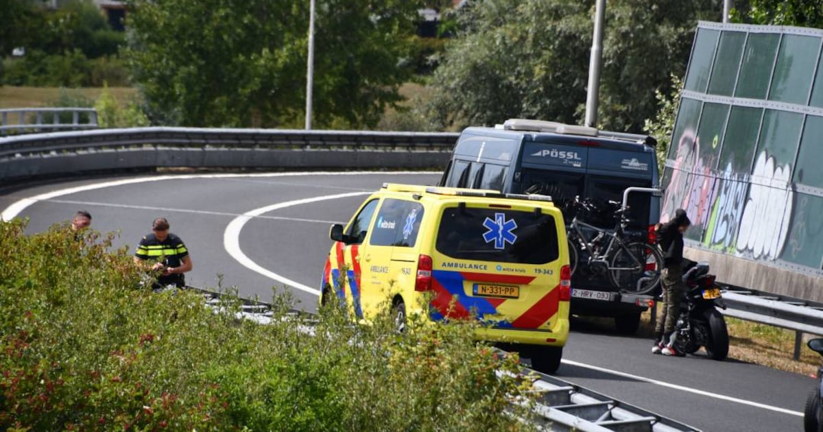 Motorrijdster lichtgewond na botsing met vangrail op afrit A58 bij Middelburg
