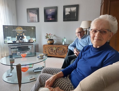 Jannie (84) overvallen door alle aandacht om haar linten: ‘Het is echt een gekkenhuis’