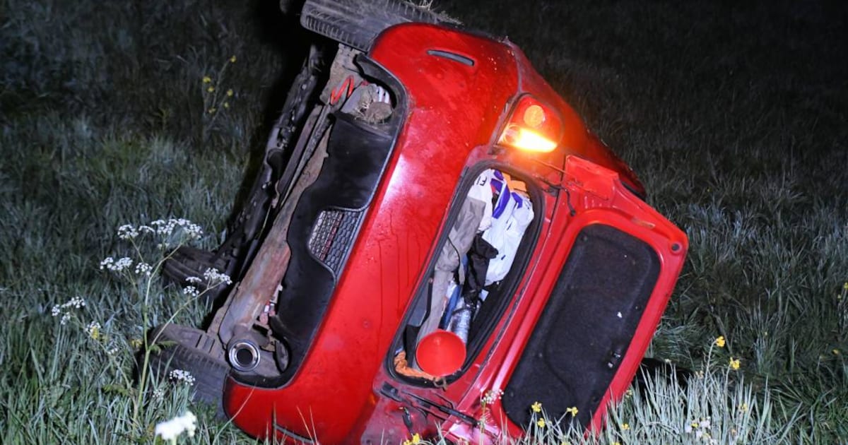 Bestuurder gewond nadat auto van dijk rijdt in Poortvliet