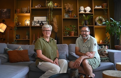 Een vakkenkast vol familiestukken, een geschilderd plafond en een bar in de schuur: Inge en Ernst wonen heerlijk in de Mortiere