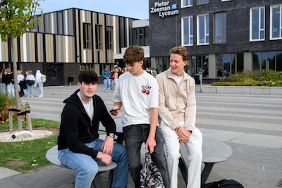 School geeft een bonus voor aanwezigheid, maar leerlingen zijn kritisch: ‘Ik heb liever een hele week vrij’