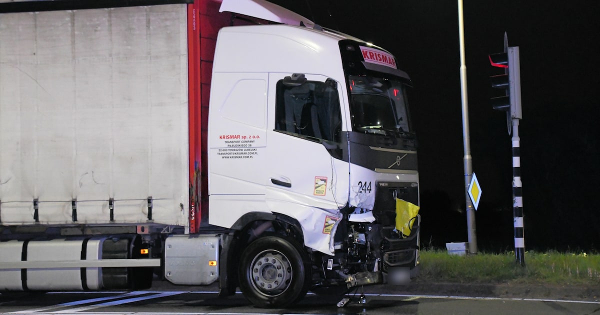 Auto belandt in sloot na botsing op de Veerstraat in Zaamslag: vrachtwagen rijdt door