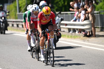 LIVE Giro d’Italia | Vier vluchters komen als eerste door in lokaal circuit Milaan, kansen voor Dylan Groenewegen