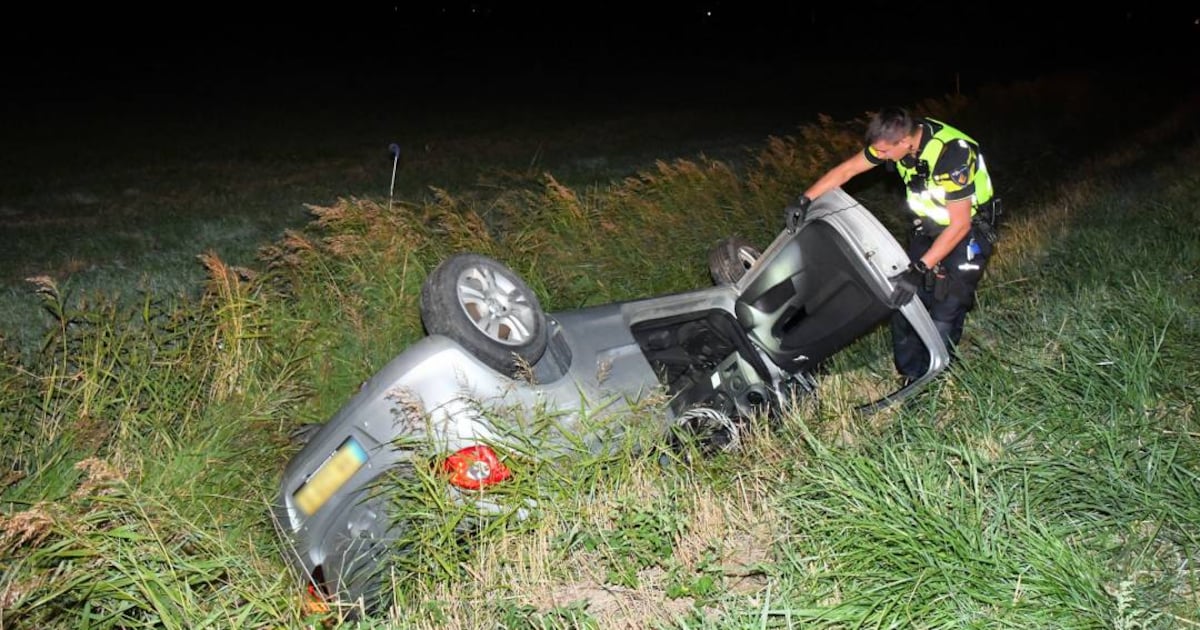 Auto belandt in sloot bij Meliskerke, bestuurster ongedeerd