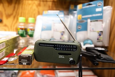 Bijna geen noodradio meer te krijgen in Middelburg: ‘Het is voor de Derde Wereldoorlog zeker?’