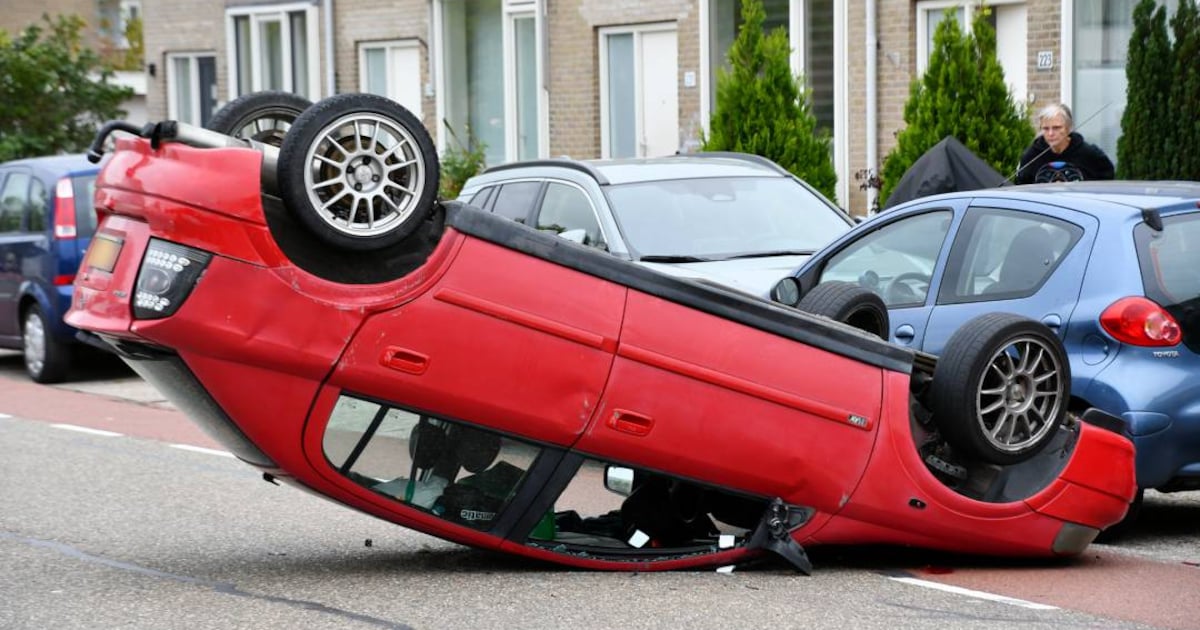 Auto over de kop na botsing tegen geparkeerde autos Middelburg.