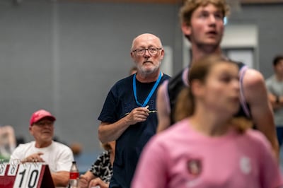 Een halve eeuw basketballen op zomeravonden: Ton de Bont is er nog altijd bij
