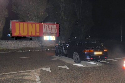 Automobilist rijdt rechtdoor op rotonde in Middelburg en botst tegen steenkorven