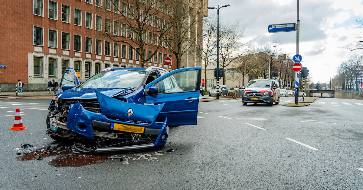 Veel schade nadat twee auto's botsen op Blaak in Rotterdam