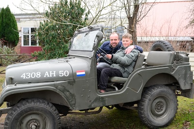 Zoon Teije (11) kroop als peuter stiekem in de jeep van zijn vader: ‘Dan kon hij niet zonder mij weg’
