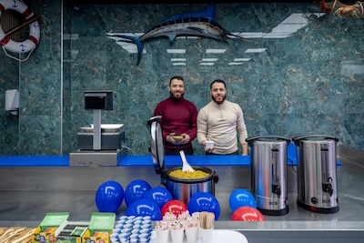 Broers van verwoeste viswinkel terug op Piusplein: ‘Ik hoop dat de bestuurder komt kijken hoe mooi alles weer is’