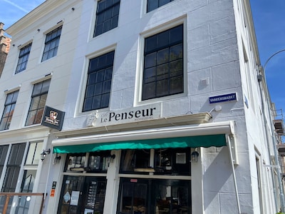 Stilte op de Varkensmarkt: D66 stelt vragen over afname livemuziek bij Café Le Penseur