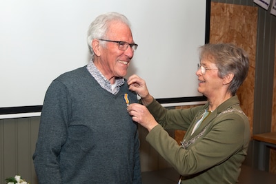 Hij staat altijd klaar voor anderen, nu wordt hij zelf gezien: Koninklijk lintje voor Adrie Franke (80)
