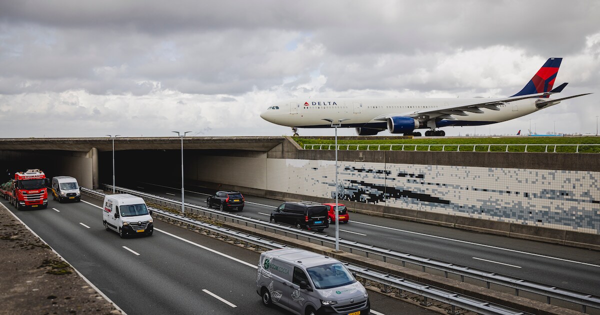 Delta Airlines waarschuwt: krimp en vliegtaks gaan Schiphol keihard ...