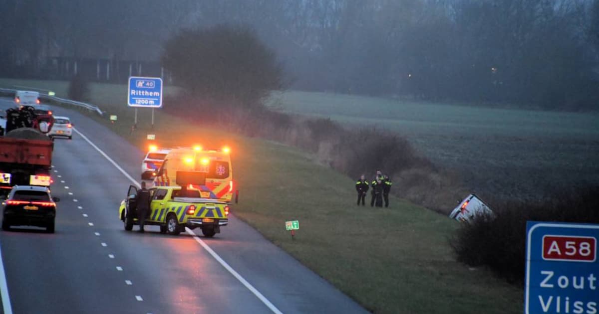 Bedrijfsbusje belandt in sloot langs A58 bij Oost-Souburg