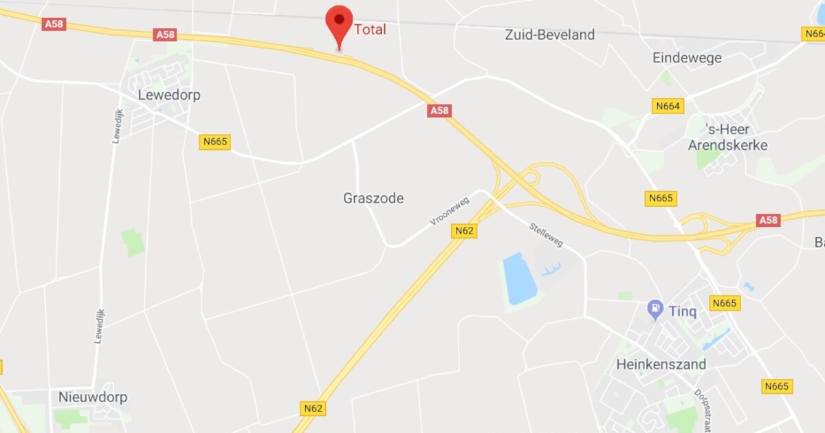 Dak stort in en valt bovenop benzinepompen bij tankstation op A58