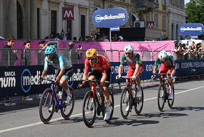 LIVE Giro d’Italia | Peloton jaagt op vier vluchters in vlakke rit, wat kan Dylan Groenewegen in de finale?