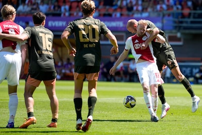 LIVE play-offs | Ajax heel dicht bij doelpunt in jacht op Europees voetbal: Mokio raakt lat en moet er geblesseerd af tegen FC Utrecht