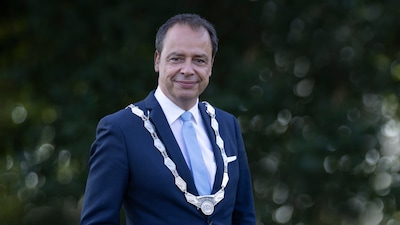 Jack van der Hoek kan nog zes jaar verder als burgemeester van Schouwen-Duiveland