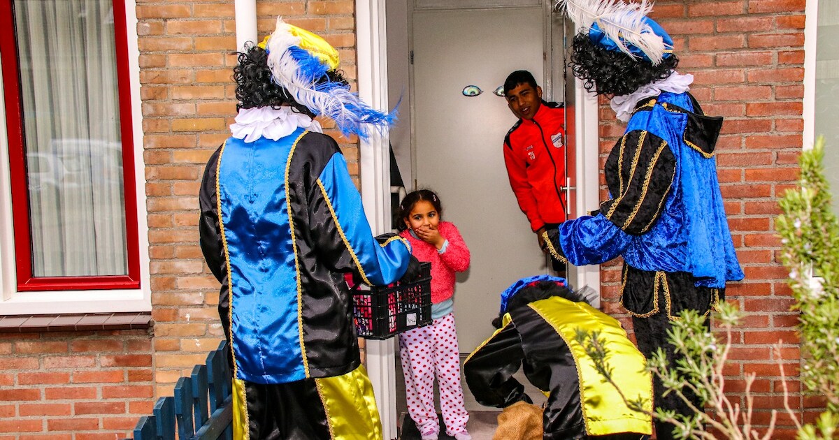 Ada en Lianne delen cadeaus uit aan minder bedeelden